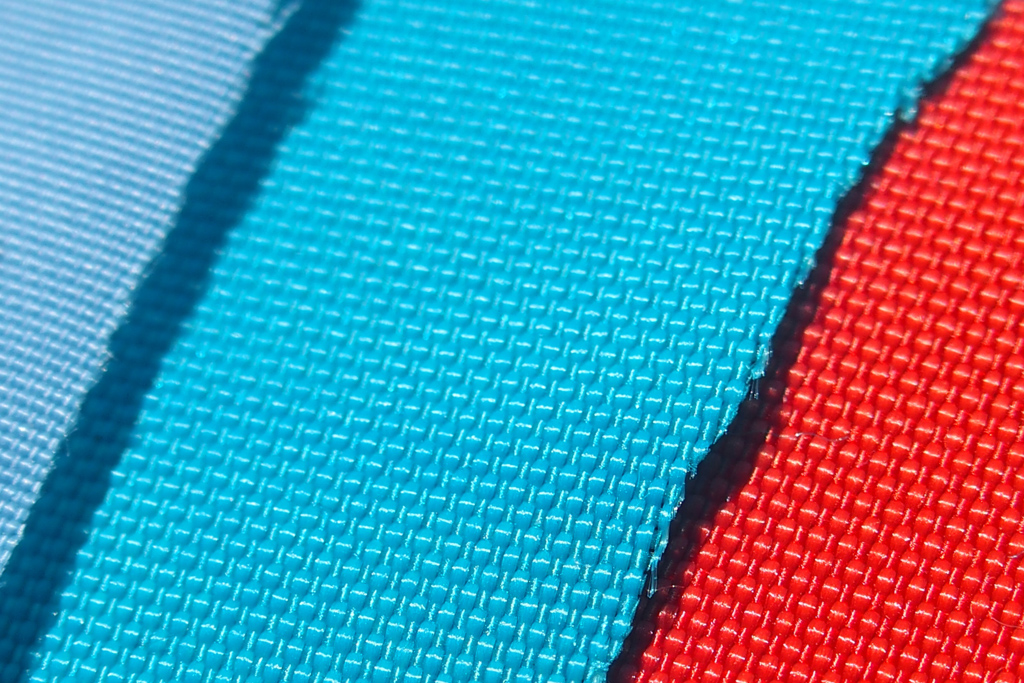 Makroaufnahmen von Geweben Terra Red, Pacific Blue und Silverlake Blue